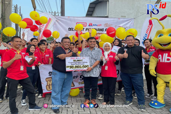 Warga Kabupaten Semarang saat terima modal usaha Rp 50 juta di halaman Alfamart Langensari Ungaran. (Maria Novena/Jawa Pos Radar Semarang)