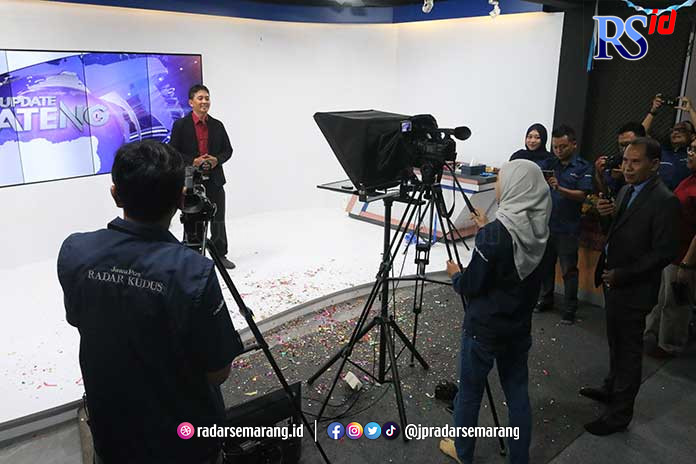 Direktur Jawa Pos Radar Semarang Baehaqi bertindak sebagai floor director siaran lokal perdana Jawa Pos TV Jateng. (Nur Chamim/Jawa Pos Radar Semarang)