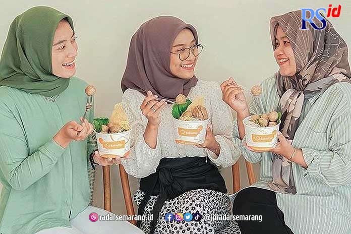 Pelanggan yang sedang asyik menikmati bakso sarang walet di Kedai Bakso Day Weleri, Kendal. (DEVI KHOFIFATUR RIZQI/ JAWA POS RADAR SEMARANG)