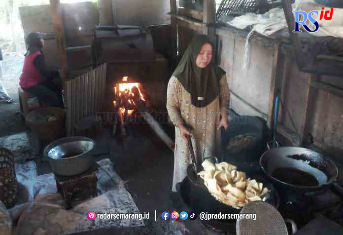 TRADISIONAL: Proses produksi kerupuk usek menggunakan pasir pantai sebagai pengganti minyak goreng di Desa Ujungnegoro. (RIYAN FADLI/JAWA POS RADAR SEMARANG)