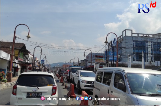 MACET : Kondisi Jalan Sudirman depan Pasar Projo Ambarawa. (NURFAIK NABHAN/Jawa Pos Radar Semarang)