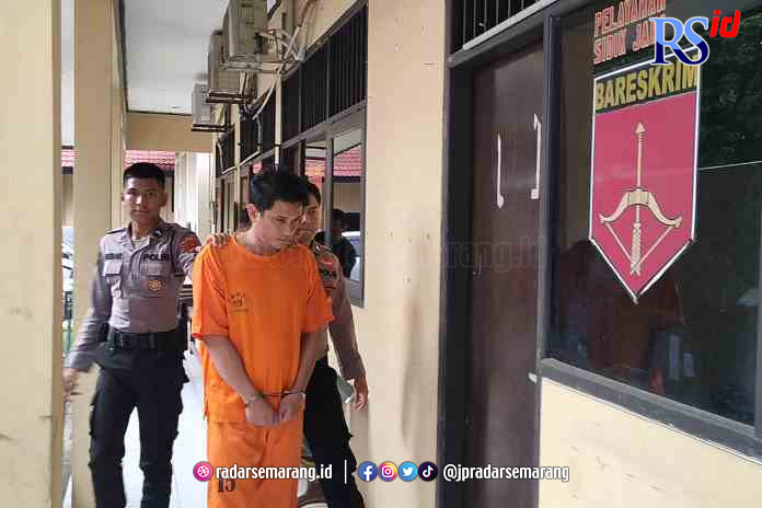 TERKUAK: AR, tersangka pembunuhan PL Sofi saat diperiksa petugas penyidik Polres kendal.(RIYAN FADLI/JAWA POS RADAR SEMARANG)