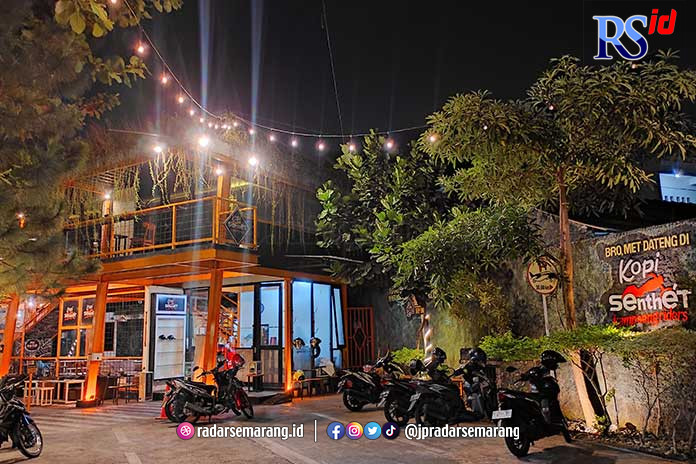 Kopi Senthet Kampoeng Rider berlokasi di Jalan Tentara Pelajar, Tunggulrejo, Kecamatan Kendal. (DEVI KHOFIFATUR RIZQI/ JAWA POS RADAR SEMARANG)
