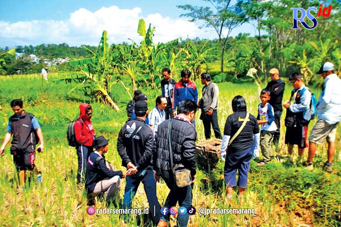 Komunitas Dewa Siwa saat blusukan mencari benda-benda peninggalan sejarah di Kabupaten Semarang.  (Istimewa)