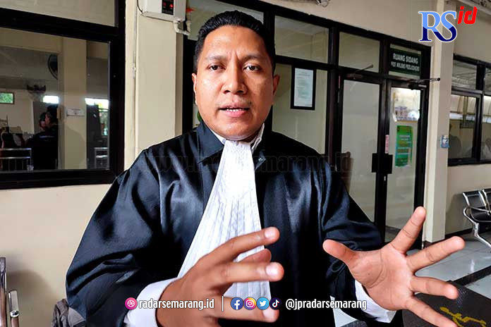 Kuasa hukum terdakwa Agustinus Santoso, Osward Febby Lawalata S.H, M.H menyampaikan eksepsi atas dakwaan JPU Selasa (6/6). (IDA FADILAH/JAWA POS RADAR SEMARANG)