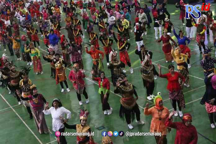 OLAHRAGA REKREASI : Para atlet mengenakan busana daerah ikut memeriahkan senam saat pembukaan Forda Jateng di GOR Jatidiri Semarang Jumat (9/6). (NUR CHAMIM/JAWA POS RADAR SEMARANG)
