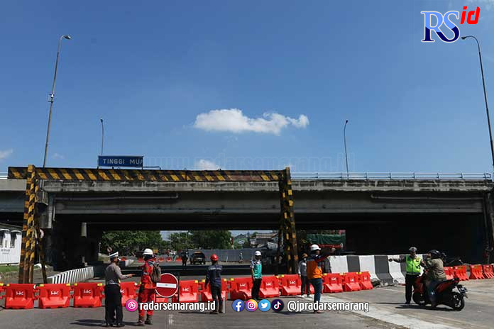 Polisi sudah menutup bagian bawah jembatan tol Kaligawe yang akan dibongkar untuk proyek Jalan Tol Semarang-Demak. (NURCHAMIM/JAWA POS RADAR SEMARANG)