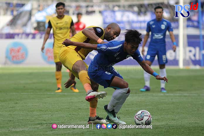 Lucas Gama (kiri) saat mengawal Riyan Ardiansyah di ajang Liga 1 musim lalu. Bek Persikabo itu dirumorkan bakal gabung PSIS musim 2023/2024 ini. (BASKORO SEPTIADI/JAWA POS RADAR SEMARANG)