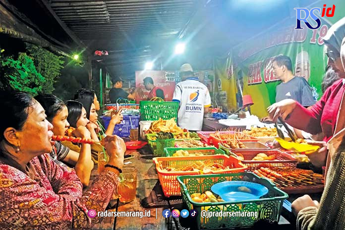 Aneka macam makanan yang dijual di angkringan Pak Gik. (Muhammad Hariyanto/Jawa Pos Radar Semarang)