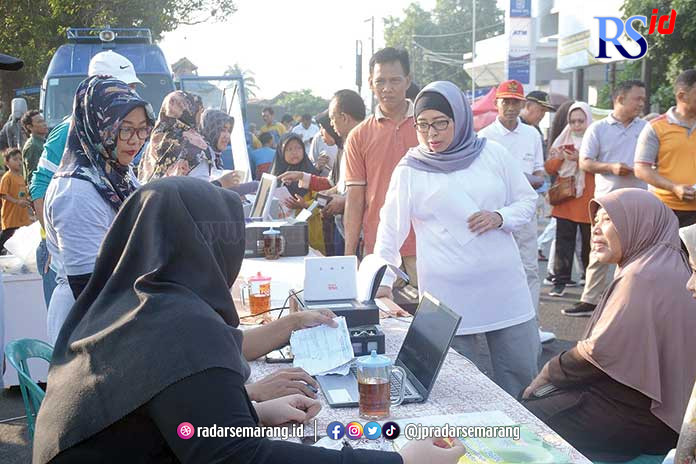 Pj Bupati Batang Lani Dwi Rejeki ikut meramaikan pembukaan kembali CFD di Alun-Alun Batang, kemarin. (Istimewa)