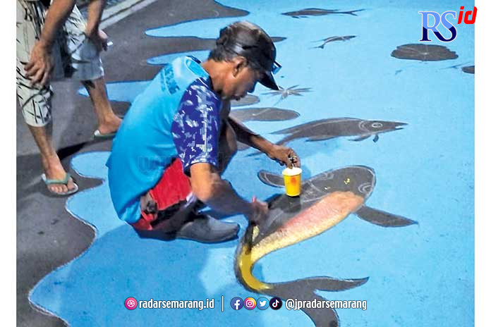 Warga Pindrikan Lor, Semarang Tengah, membuat mural 3D di sepanjang Jalan Abimanyu V, kemarin. (FIGUR RONGGO WASSALIM/JAWA POS RADAR SEMARANG)