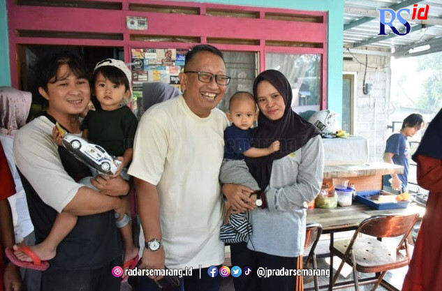 KURSI RODA : Bu Sukiyem yang berusia 87 tahun, warga Ledok Rw 03 RT 02 Kecamatan Argomulyo tidak menyangka dikunjungi oleh Penjabat (Pj) Wali Kota Salatiga, Sinoeng N Rachmadi beserta istri Ny. Denok Respati Sinoeng dan didampingi oleh Kepala Dinas Perhub