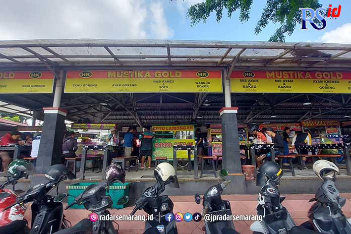 Parkir kendaraan pengunjung shelter kuliner Tuin Van Java di Alun-Alun Kota Magelang. (PUPUT PUSPITASARI/JAWA POS RADAR SEMARANG)