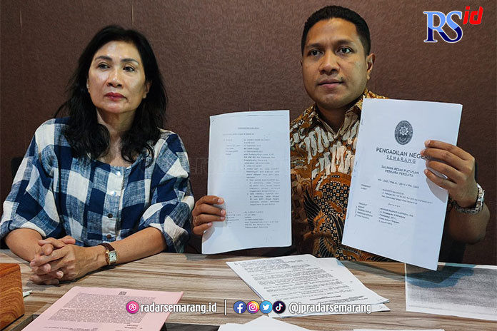 Kuasa hukum terdakwa Agustinus Santoso, Osward Febry Lawalata menjelaskan kronologi pembelian sertifikat. (IDA FADILAH/JAWA POS RADAR SEMARANG)