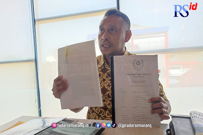 Kuasa hukum Kwee Foeh Lan, John Richard Latuihamallo menunjukkan putusan kepemilikan tanah yang menjadi dasar pelaporan terdakwa Agustinus Santoso. (IDA FADILAH/JAWA POS RADAR SEMARANG)