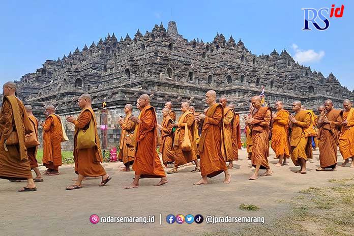 Prosesi pradaksina usai detik-detik Tri Suci Waisak di pelataran Candi Borobudur, Kabupaten Magelang Minggu (4/6). (ROFIK SYARIF/JAWA POS RADAR SEMARANG)
