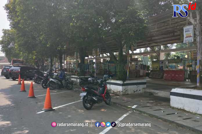 Kondisi para pedagang di salter yang meninggalkan barang dagangannya di lokasi Alun-alun Batang. (RIYAN FADLI/JAWA POS RADAR SEMARANG)