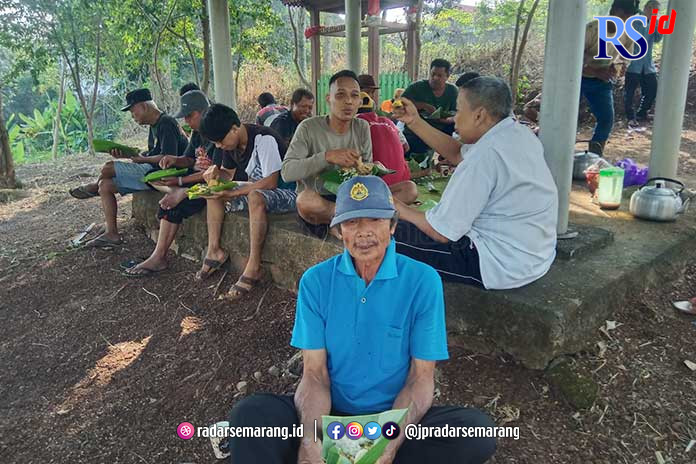 Suasana usai bersih kubur dan doa bersama di Makam Sasono Langgeng Dukuh Dawung RW 3 Kedungpane Sabtu (3/6). (FIGUR RONGGO WASSALIM/JAWA POS RADAR SEMARANG)
