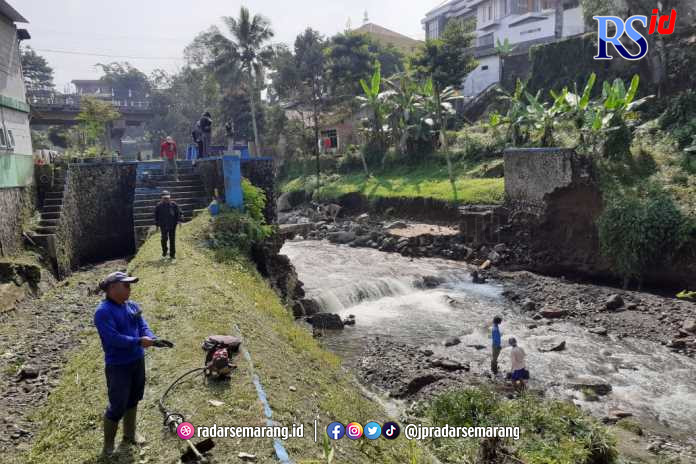 Bendungan Blawong di Sungai Semagung, Pagerkukuh jebol akibat tak kuat menahan banjir kemarin (19/6). (Istimewa)