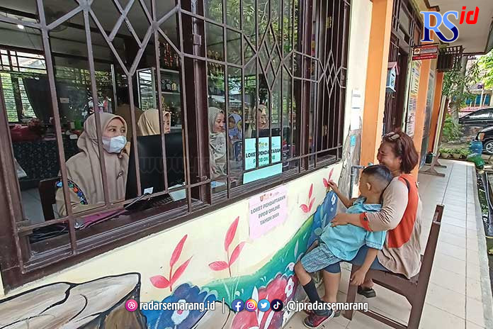 Salah satu orang tua siswa ketika melakukan prapendaftaran di SD N Rejosari 2 Senin (12/6). (ADENNYAR WYCAKSONO/JAWA POS RADAR SEMARANG)