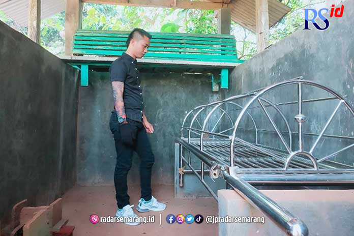 Indra Akbar Nugraha sedang mengecek lokasi sebelum menjelajah alam gaib pada malam harinya. (Istimewa)