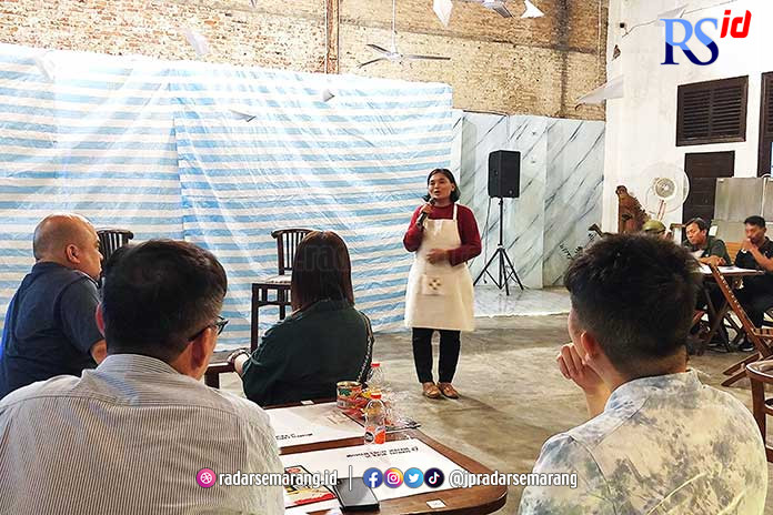 Susmiati saat berbagi kisah dalam pentas teater ‘Momen Larut Malam X Rasa Taiwan’ di Soesmans Kantoor, Kota Lama Semarang. INZET Susmiati. (KHAFIFAH ARINI PUTRI/JAWA POS RADAR SEMARANG)