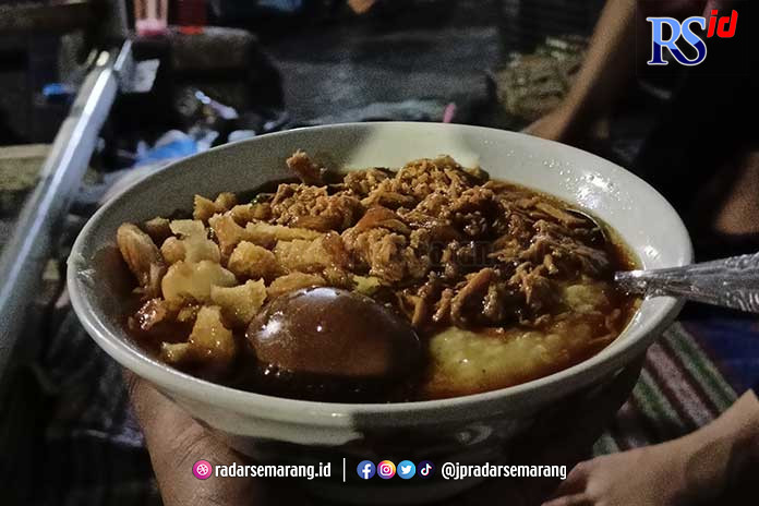 Bubur ayam Pak Sugiyo, dikenal lezat dan ngangenin. (ADENNYAR WYCAKSONO/JAWA POS RADAR SEMARANG)