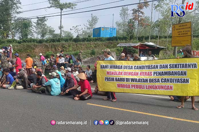 Warga Desa Candiyasan Kecamatan Kertek membentangkan spanduk penolakan galian C serta memblokade jalan Temanggung-Wonosobo. (SIGIT RAHMANTO/JAWA POS RADAR SEMARANG)