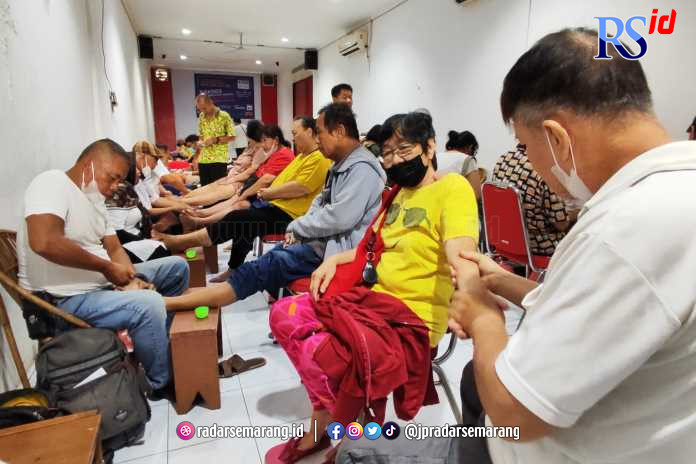 Sejumlah warga memanfaaatkan layanan pengobatan gratis yang digelar di Kelenteng Tay Kak Sie. (KHAFIFAH ARINI PUTRI/JAWA POS RADAR SEMARANG)