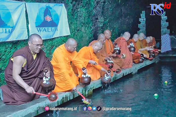Para biksu mengambil air di Umbul Jumprit, Desa Tegalrejo, Kecamatan Ngadirejo, Kabupaten Temanggung untuk dibawa ke prosesi Waisak di Candi Mendut. (ADDIN ALFATH/ JAWA POS RADAR SEMARANG)
