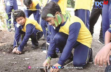 TANAM POHON : Sejumlah Siswa SDN 2 Pegulon, Kendal, tampak gembira menanam bibit pohon di lingkungan sekolah. (DEVI KHOFIFATUR RIZQI/ JAWA POS RADAR SEMARANG)