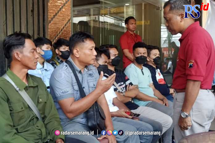 Para korban perdagangan orang saat menceritakan pengalaman mereka. (MUHAMMAD HARIYANTO/JAWA POS RADAR SEMARANG)