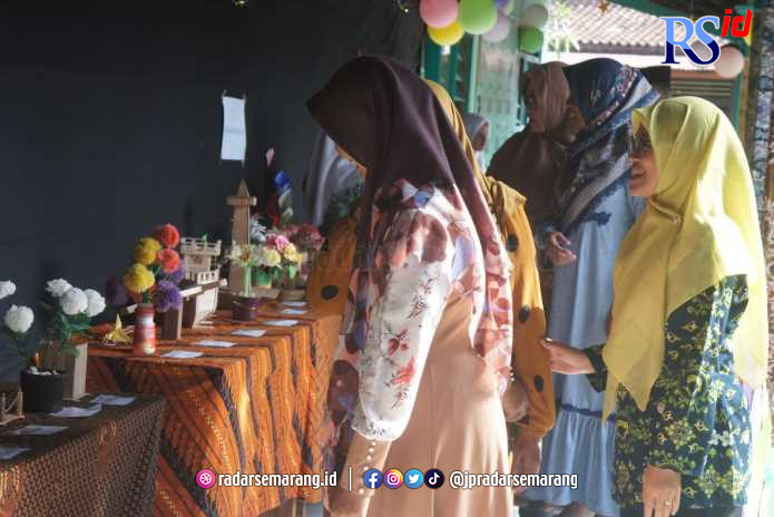 Pengunjung pameran launching madrasah adiwiyata tertarik membeli produk sabun mijel inovasi siswa-siswi MTs NU 20 Kangkung. (Istimewa)
