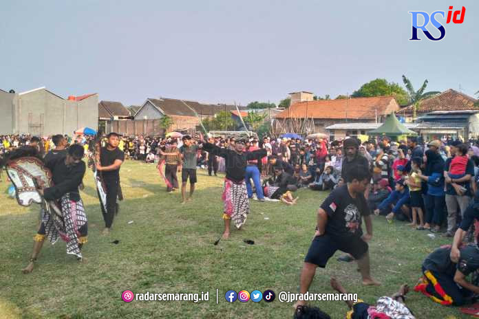 Sejumlah warga ikut kesurupan dan menari bersama grup Jaran Kepang Turonggo Seto saat tradisi Apitan di Kelurahan Sampangan Selasa (20/6). (FIGUR RONGGO WASSALIM/JAWA POS RADAR SEMARANG)