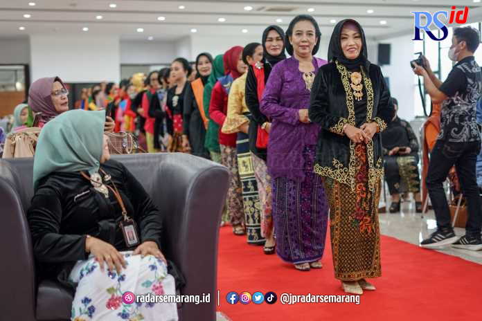  Para istri Forkopimda, dan Ibu-ibu TP PKK Kota Salatiga saat mengikuti Fashion Show RA Kartini, Selasa (31/5). (DHINAR SASONGKO/JAWA POS RADAR SEMARANG)