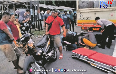 EVAKUASI KORBAN: Warga mengevakuasi korban dan sepeda motornya yang mengalami kecelakaan di depan Pasar Japunan, Magelang. (ROFIK SYARIF/JAWA POS RADAR MAGELANG)