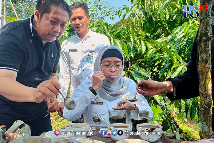 Pj Bupati Batang Lani Dwi Rejeki mencoba minum kopi pada acara Kenduri Kopi di Desa Adinuso, Kecamatan Reban Rabu (21/6). (RIYAN FADLI/JAWA POS RADAR SEMARANG)