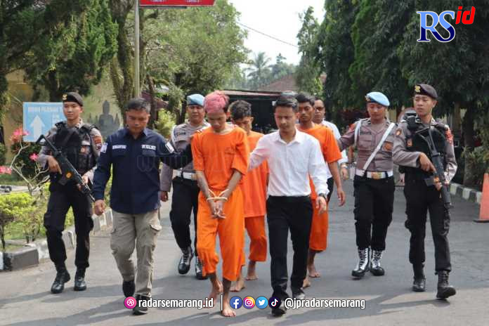 Ketiga pelaku pengeroyokan warga Mungkid saat gelar perkara di Mapolresta Magelang, kemarin. (kanan) Kapolresta Magelang Kombes Pol Ruruh Wicaksono saat rilis kasus pengeroyokan. (Istimewa)