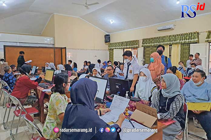 Calon peserta didik dan orang tuanya saat mendaftar PPDB 2023 hari pertama di SMA Negeri 1 Magelang, Kamis (15/6). (ROFIK SYARIF/JAWA POS RADAR SEMARANG)