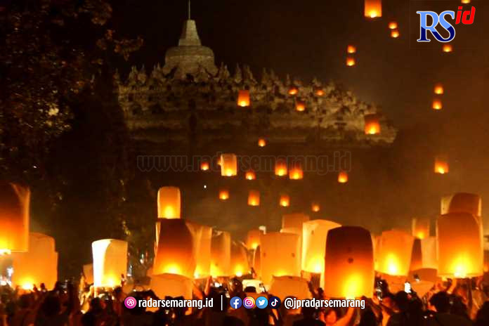 Penerbangan lampion di malam perayaan waisak, Minggu (4/6). (ROFIK SYARIF/JAWA POS RADAR SEMARANG)