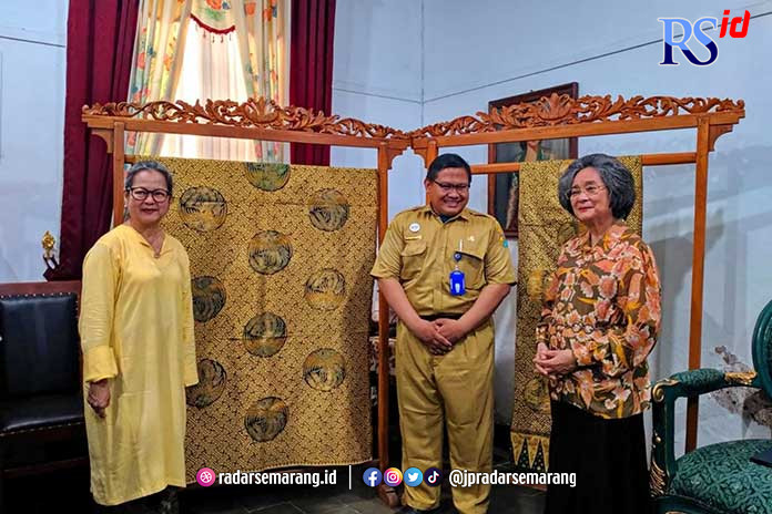 Meutia Farida Hatta saat menyerahkan kain batik yang sering dipakai Rachmi Hatta pada acara resmi kenegaraan untuk menjadi koleksi Museum Batik Pekalongan pada Senin (5/6). (Lutfi Hanafi/Jawa Pos Radar Semarang)
