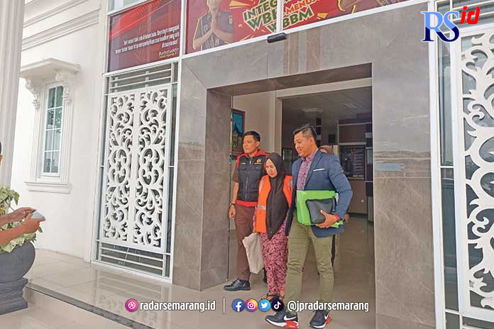 Tersangka SNZ ketika keluar dari kantor Kejaksaan Negeri Wonosobo dikawal petugas. Ia ditahan dengan dugaan korupsi di KSP Dana Mulia. (Istimewa)