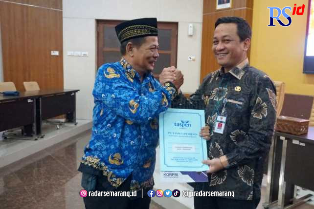 Wali Kota Pekalongan, Afzan Arslan Djunaid menuyerahkan THT secara simbolis kepada perwakilan ASN yang pensiun, Rabu (31/5). (Lutfi Hanafi/Jawa Pos Radar Semarang)