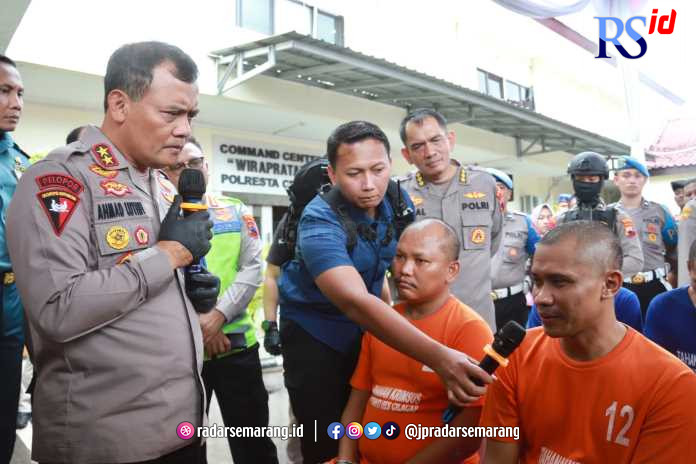 Kapolda Jawa Tengah Irjen Pol Ahmad Luthfi saat menanyai kedua tersangka tindak pidana perdagangan orang di Mapolda Jateng Selasa (6/6). (MUHAMMAD HARIYANTO/JAWA POS RADAR SEMARANG)