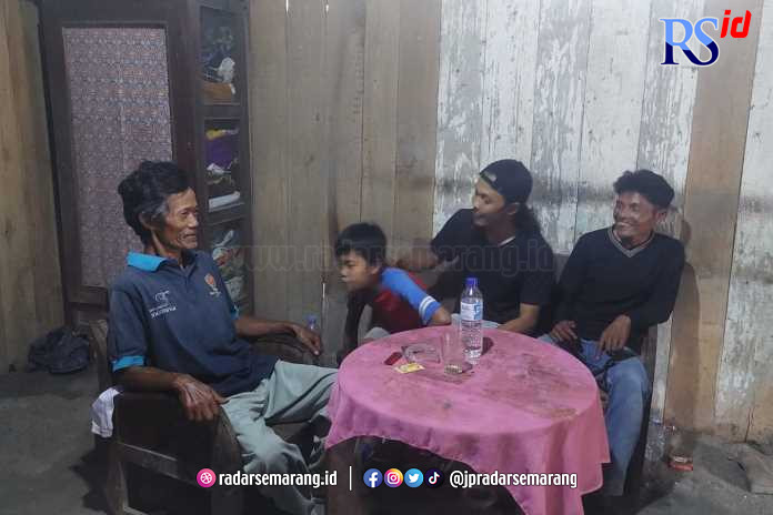 Firman siswa yang berada di dalam video viral sedang ngobrol dengan ayahnya. (Maria Novena/Jawa Pos Radar Semarang)