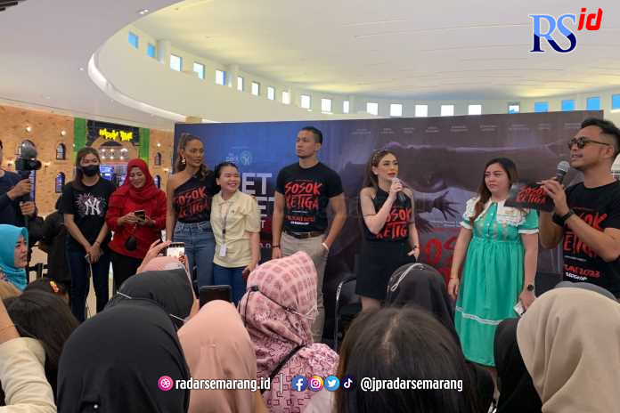 Celine Evangelista, Samuel Rizal, dan Erika Carlina saat Meet and Greet di The Park Mall Semarang. (M. IQBAL AMAR/JAWA POS RADAR SEMARANG)