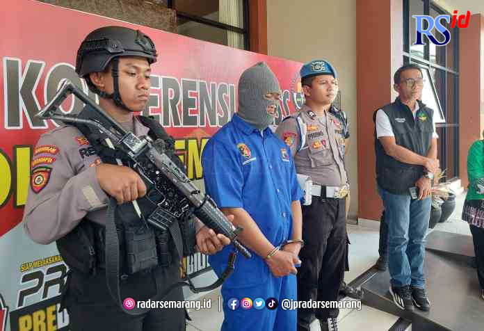 DIBORGOL : Tersangka guru ngaji yang melakukan aksi cabul terhadap muridnya dibekuk anggota Reskrim Polres Temanggung. (ADDIN ALFATH/ JAWA POS RADAR MAGELANG)