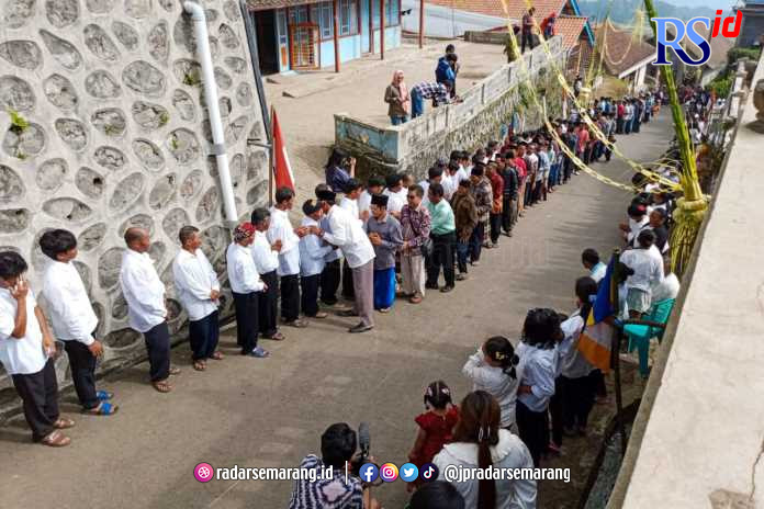 Warga bersalam-salaman mengucapkan selamat kepada warga umat buddha. (NURFAIK NABHAN/Jawa Pos Radar Semarang)
