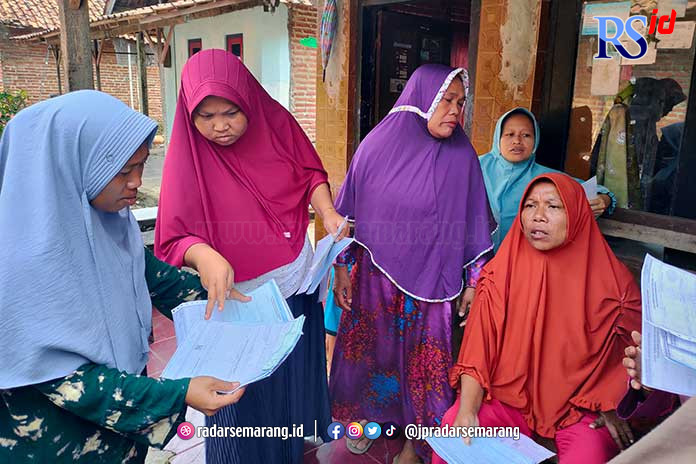 Sejumlah warga Desa Denasri Kulon Kecamatan Batang saat meributkan tagihan pajak bumi dan bangunan. (RIYAN FADLI JAWA POS RADAR SEMARANG)