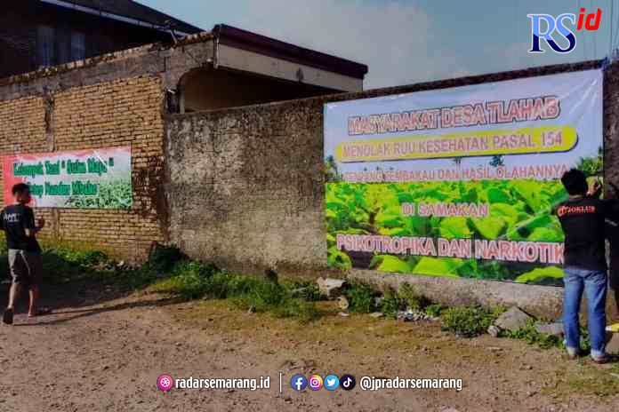 RESAH : Warga Posong, Desa Tlahab, Kledung, Kabupaten Temanggung  memasang spanduk penolakan kedatangan ICTOH.(ISt)